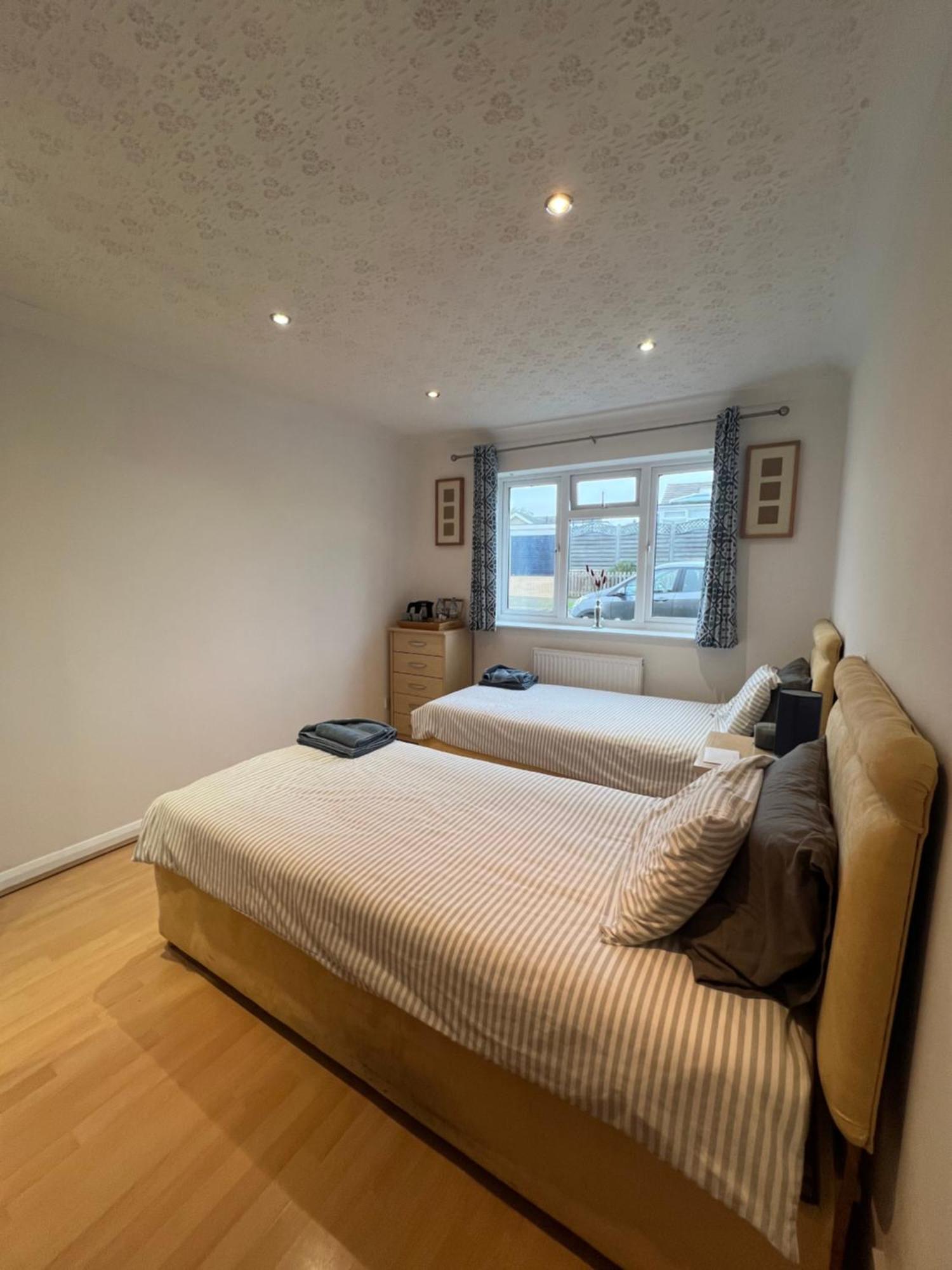 Twin Room At The Bungalow With Shared Shower Room Kettering Exterior photo