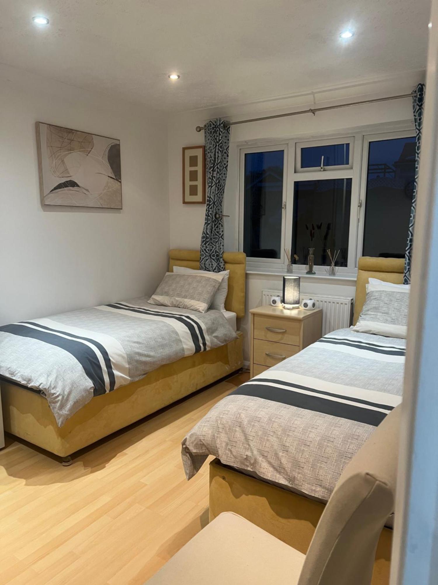 Twin Room At The Bungalow With Shared Shower Room Kettering Exterior photo