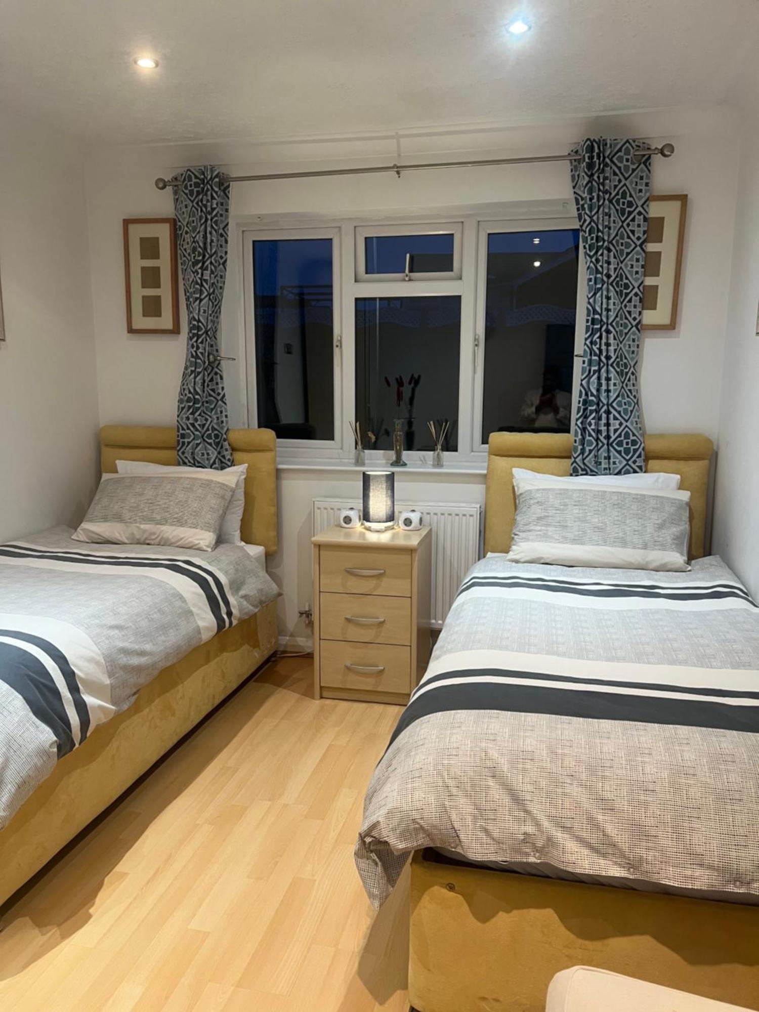 Twin Room At The Bungalow With Shared Shower Room Kettering Exterior photo