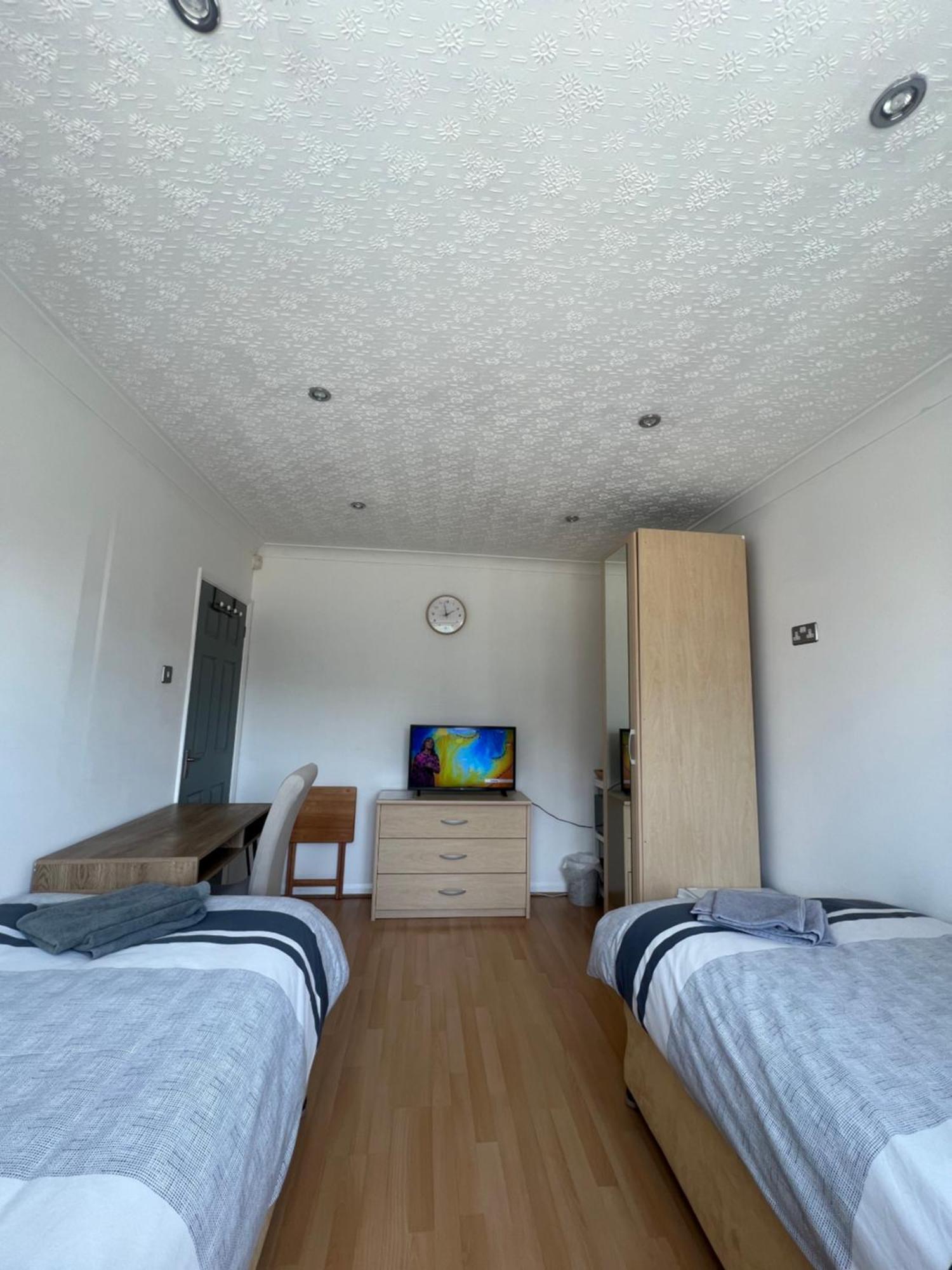 Twin Room At The Bungalow With Shared Shower Room Kettering Exterior photo
